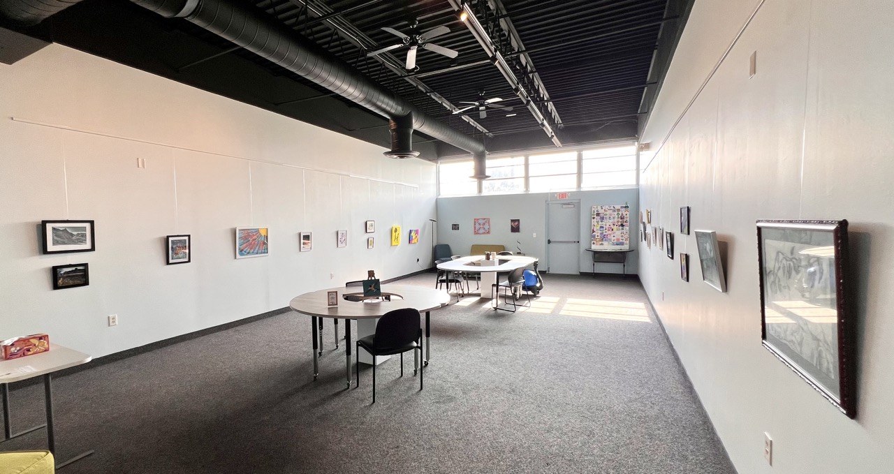 Interior of Gallery Be with artwork on the walls.